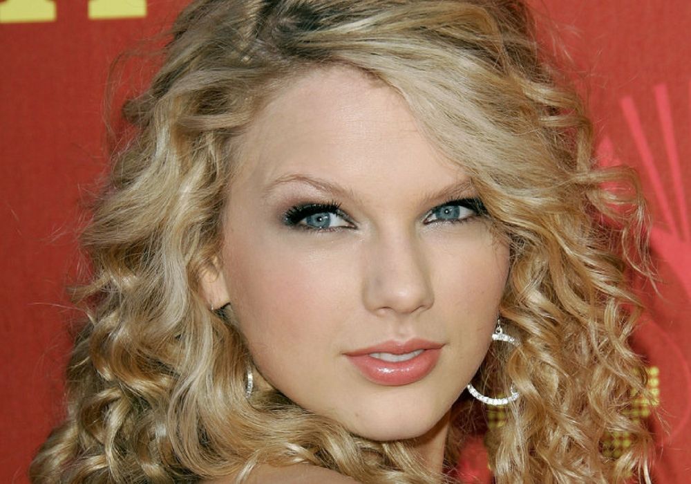 7 Cara untuk Tampil Glamor a la Taylor Swift
