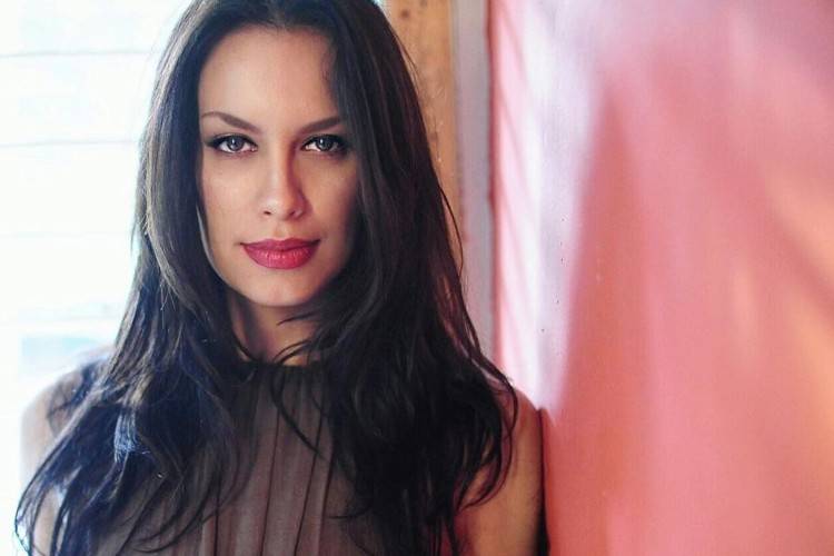 Cantik dan Awet Muda, Ini Penampilan Trendi Sophia Latjuba