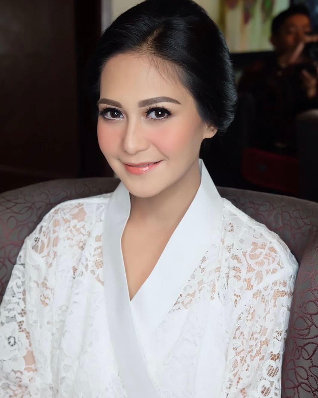 Cantik dengan Sanggul Tiru Gaya Rambut  7 Seleb Ini untuk  