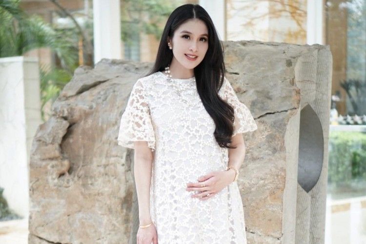 Hobi Memakai Dress, Sandra Dewi Nampak Elegan