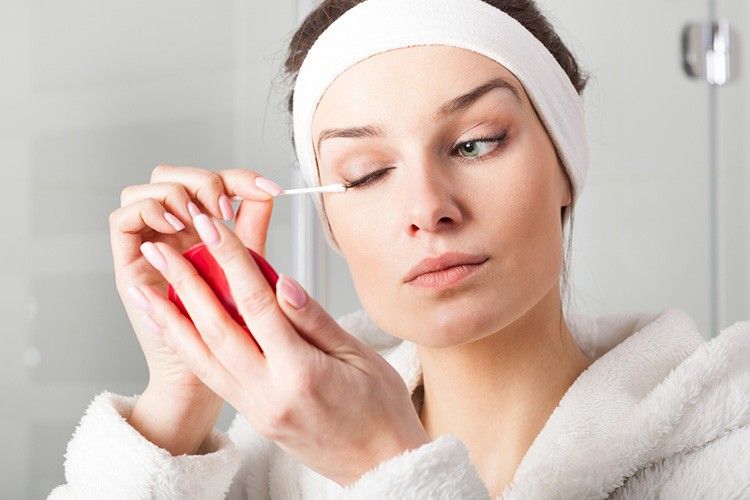 7 Eye Makeup Remover yang Wajib Kamu Coba
