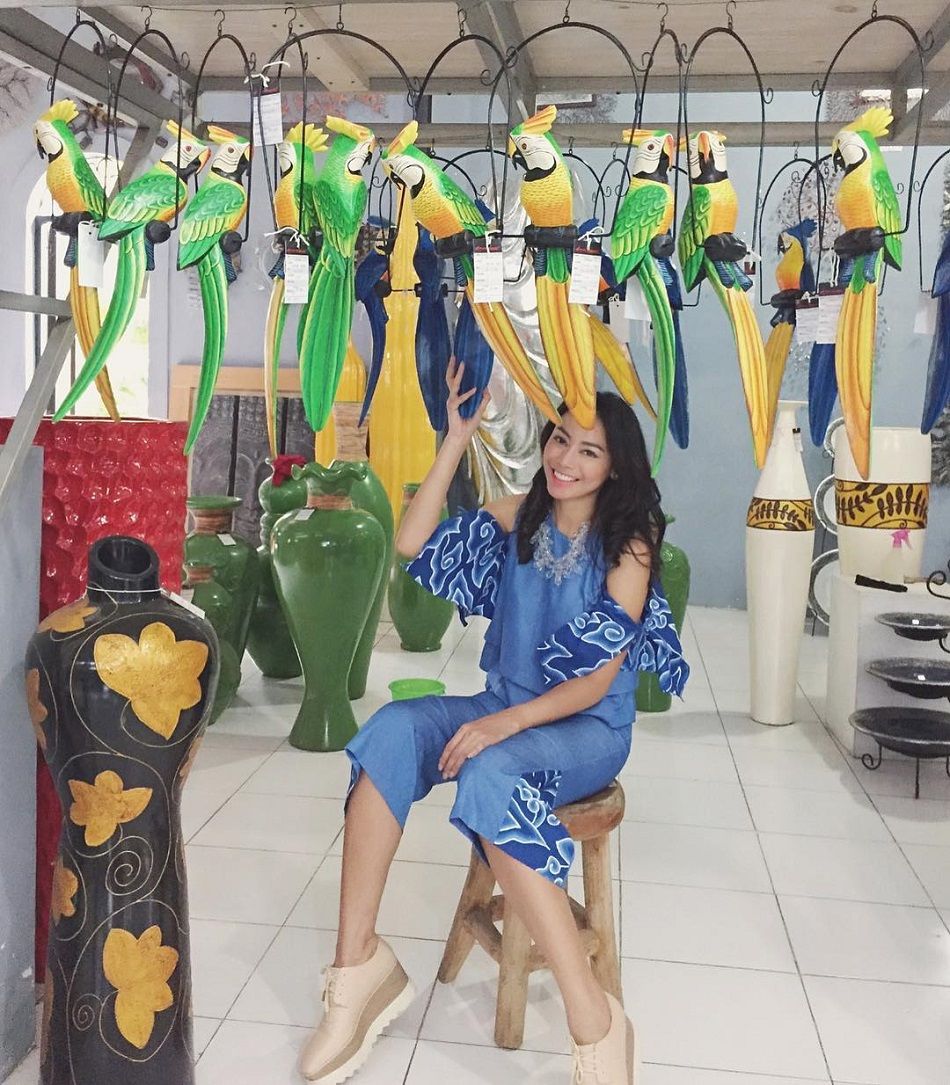 Batik Jadi Outfit Favorit Mantan Putri Indonesia, Whulandary Herman