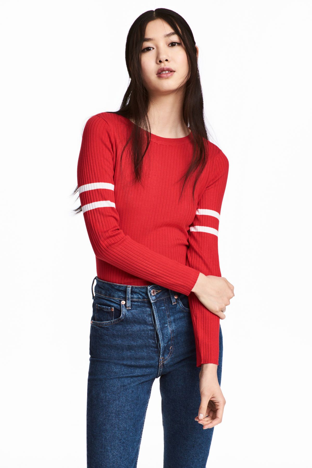 #PopbelaOOTD: Sambut Imlek dengan Sweter Merah yang Bold