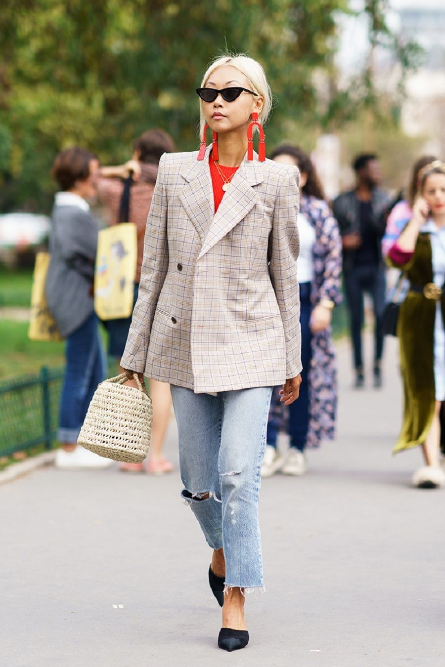 paris-fashion-week-street-style-spring-2018-vanessa-hong-plaid-blazer-jeans-df6c10a1e3762044b6ed57bcc2dd9480.jpg