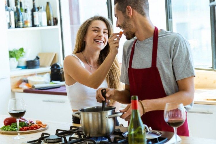 Cuma Butuh 10 Menit, 5 Masakan Ini Dijamin Bikin Pasangan Makin Lengket
