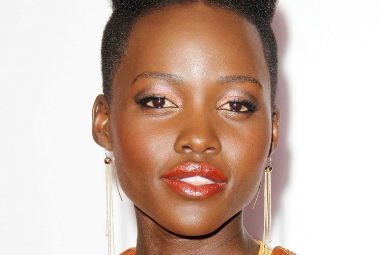 7 Makeup Di Red Carpet a la Lupita Nyong'o Ini Patut Jadi Inspirasi 
