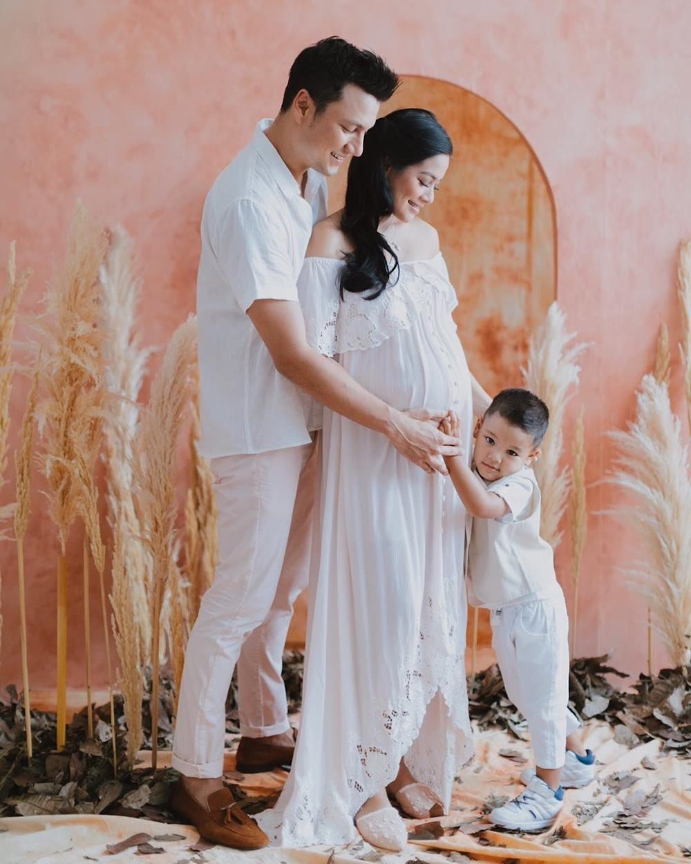 7 Inspirasi Maternity Shoot Murah Meriah dari Artis Indonesia