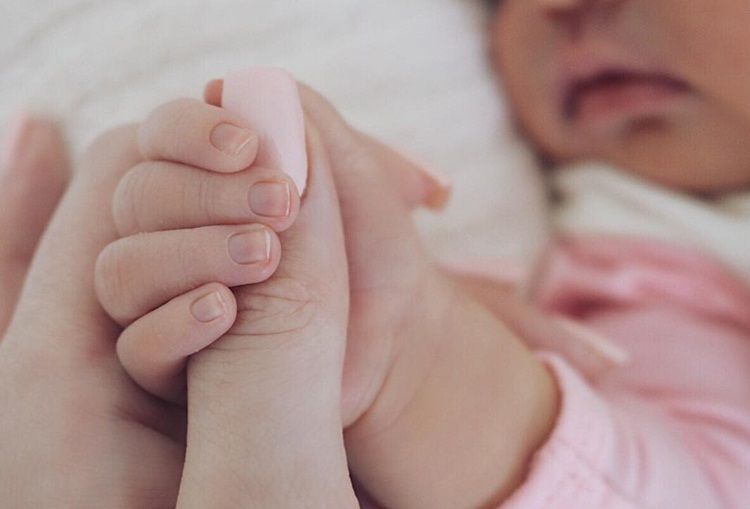 Behati Prinsloo dan Kylie Jenner Ungkap Kemiripan Bayinya