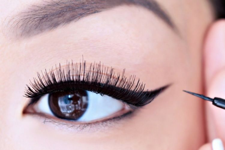 Wajib Coba! Ini Tips Makeup untuk Kamu yang Berkacamata!