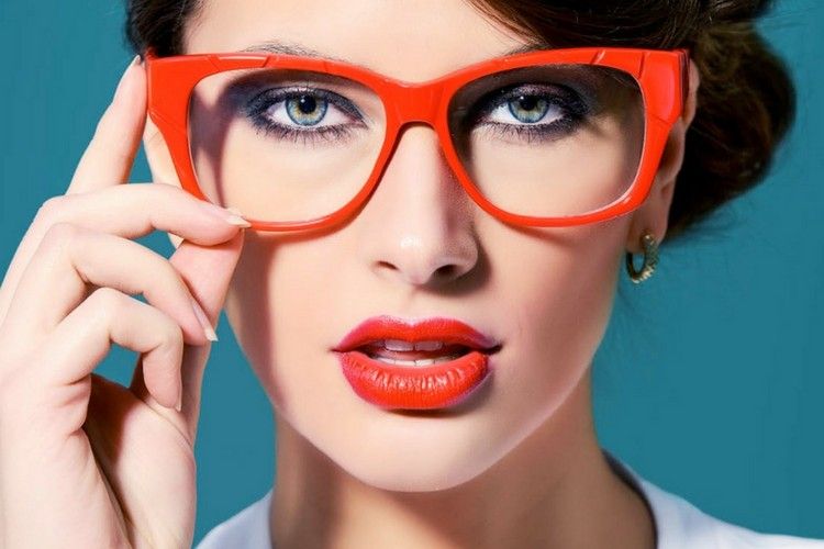 Wajib Coba! Ini Tips Makeup untuk Kamu yang Berkacamata!