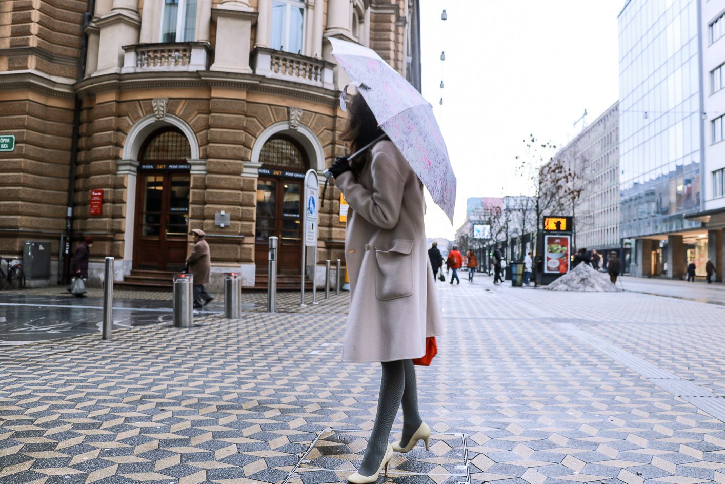 weekend-street-style-in-the-rainy-day-in-ljubljana-b7eee6a4e2cd7383d7696a115ea07ffc.jpg