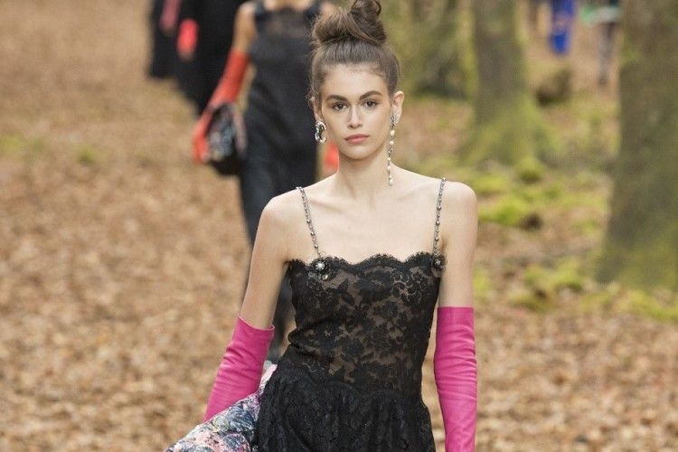 Chanel Menampilkan Koleksi Musim Gugur yang Romantis