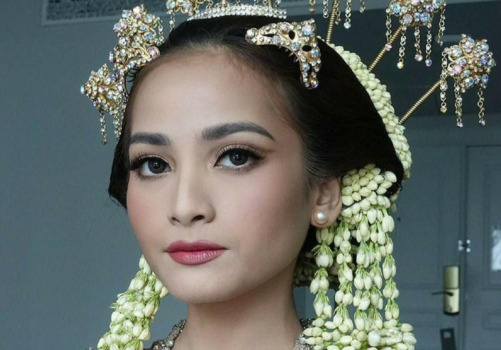 These 7 Indonesian Actresses Chose Soft Makeup on Her Wedding Day