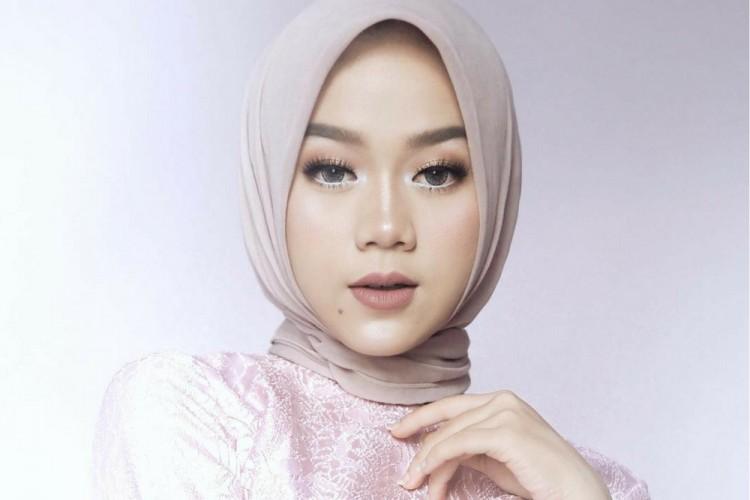 Gunakan Warm Make Up Look untuk make up wisuda