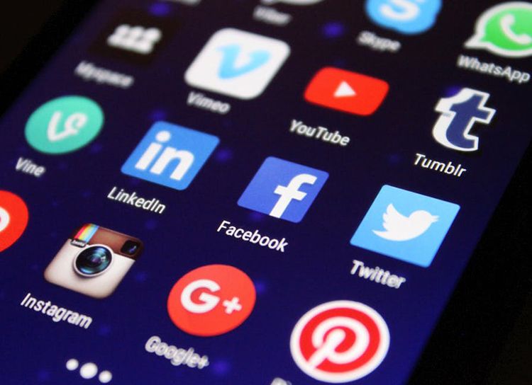 5 Fakta Mengapa Orang Sering Berbagi Masalah Pribadi di Media Sosial