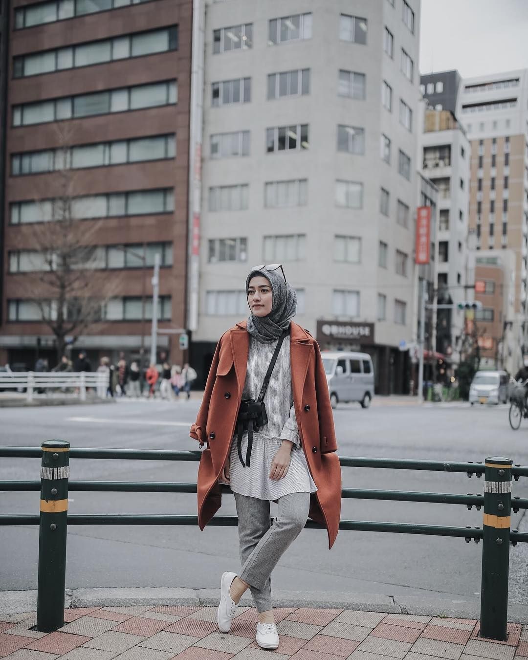 12 Gaya Foto Kekinian Mega Iskanti Tampil Cantik Dengan Hijab
