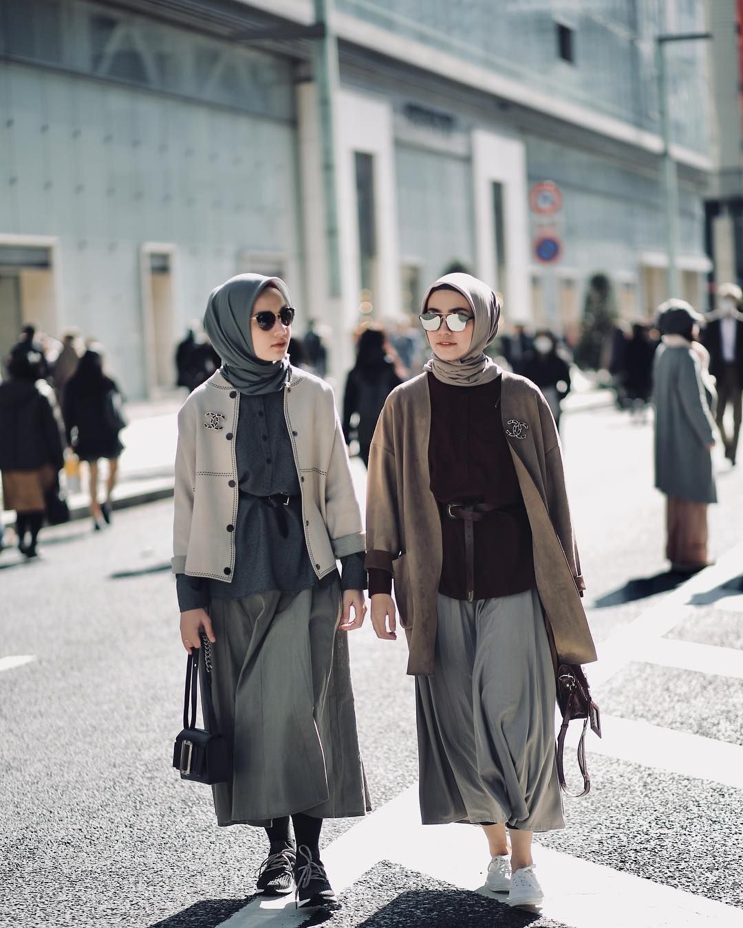12 Gaya Foto Kekinian Mega Iskanti Tampil Cantik Dengan Hijab