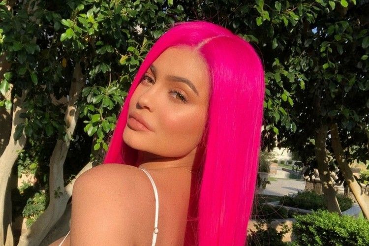 7 Gaya Rambut dan Makeup Terkeren di Coachella 2018
