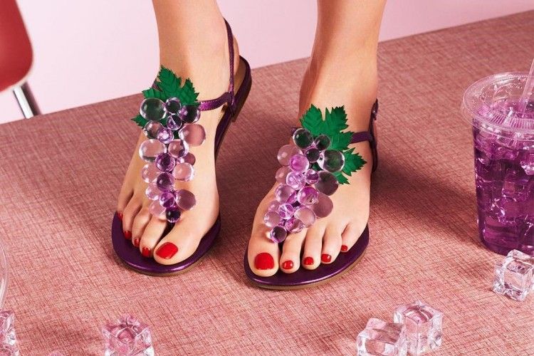 Katy Perry Luncurkan Sandal Jelly Terbarunya dengan Aroma Buah-buahan