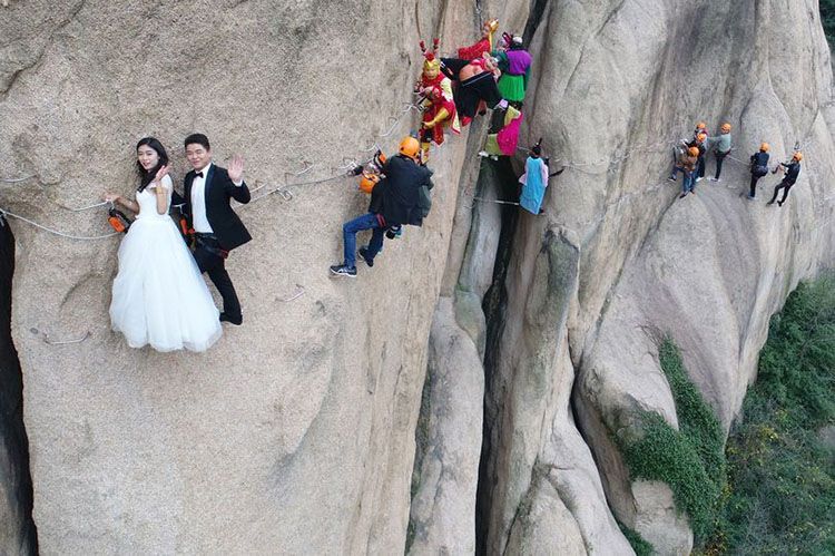 Bukan Rekayasa, Ini 10 Sesi Foto Pernikahan Paling Berbahaya di Dunia