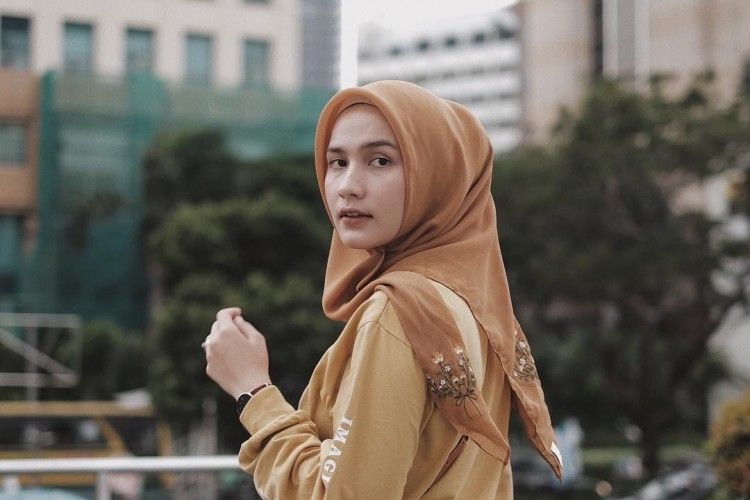 Ide Gaya OOTD Hijab dari Dwi Handayani