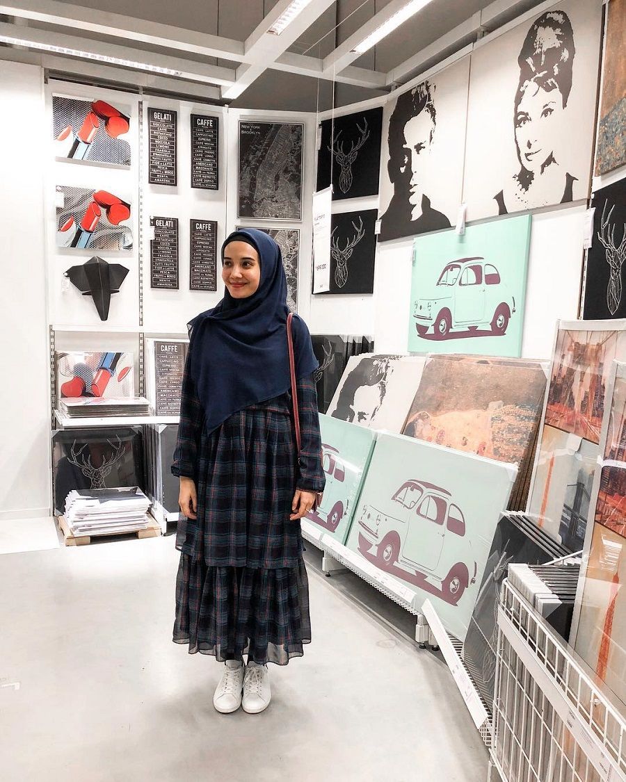 Cara Tampil Stylish dengan Hijab Menutup Dada dari Zaskia Sungkar