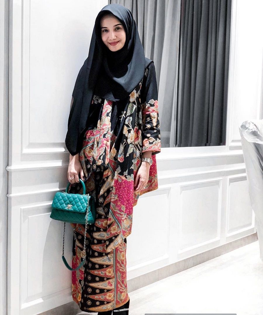 Cara Tampil Stylish dengan Hijab Menutup Dada dari Zaskia Sungkar