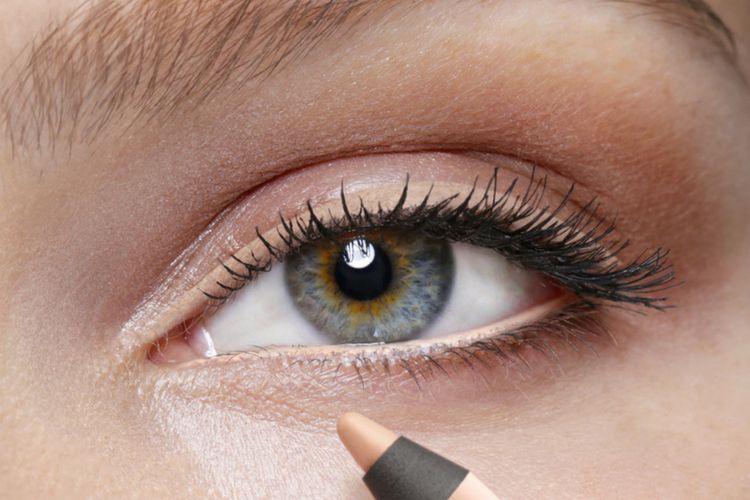 3 Tips Memakai Eyeliner untuk Kamu yang Bermata Kecil