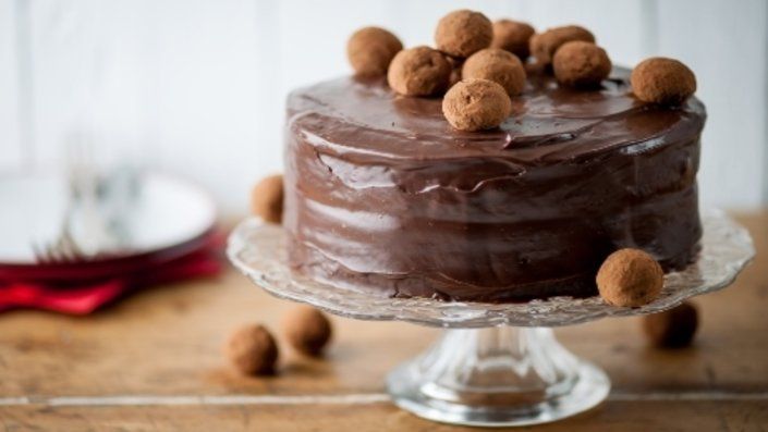 chocolate-fudge-cake-with-truffles-8b3cb66668c5bd5587a526d9de06f633.jpg