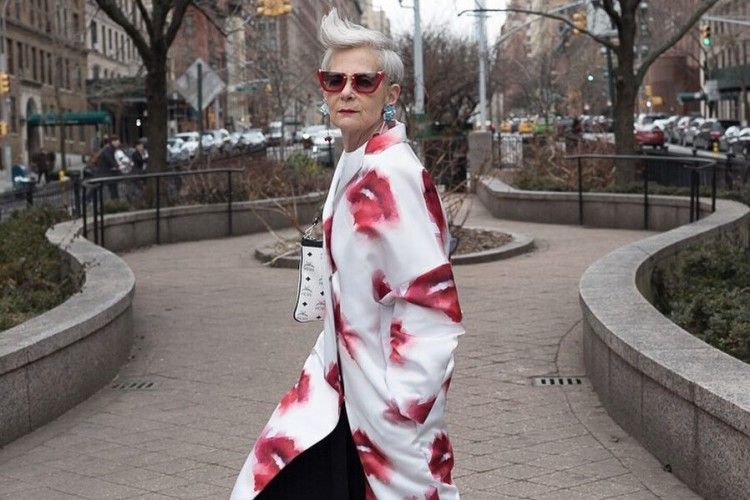 5 Potret On Point Lyn Slater Fashion Blogger Berusia 64 Tahun