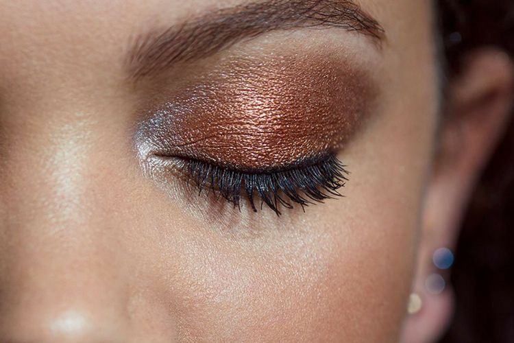 Buat yang Masih Pemula, Ini Tips Memakai Eyeshadow yang Bisa Kamu Coba