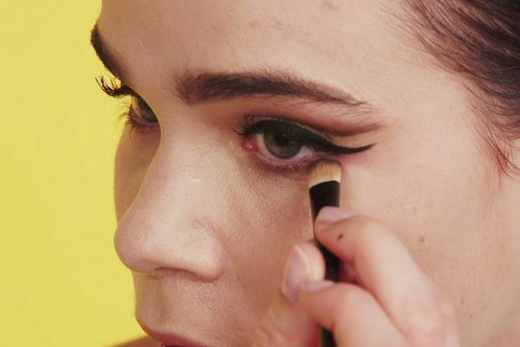 Buat yang Masih Pemula, Ini Tips Memakai Eyeshadow yang Bisa Kamu Coba