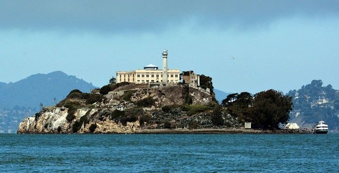 alcatraz-federal-penitentiary-usa-833a577485aed78f91b4aad0618fb674.jpg