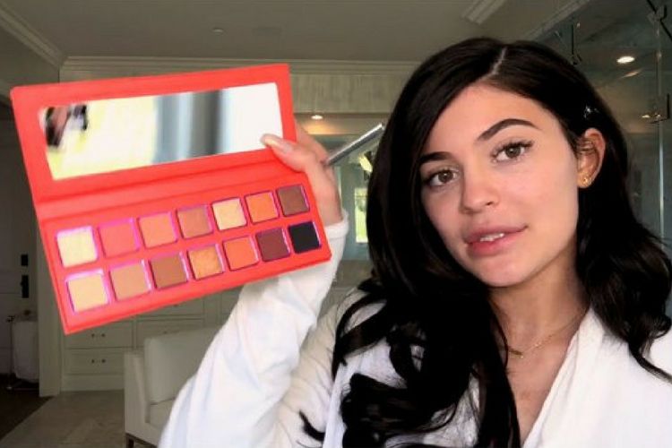 Lewat Tutorial Makeup, Kylie Jenner Bocorkan Produk Kosmetik Terbarunya