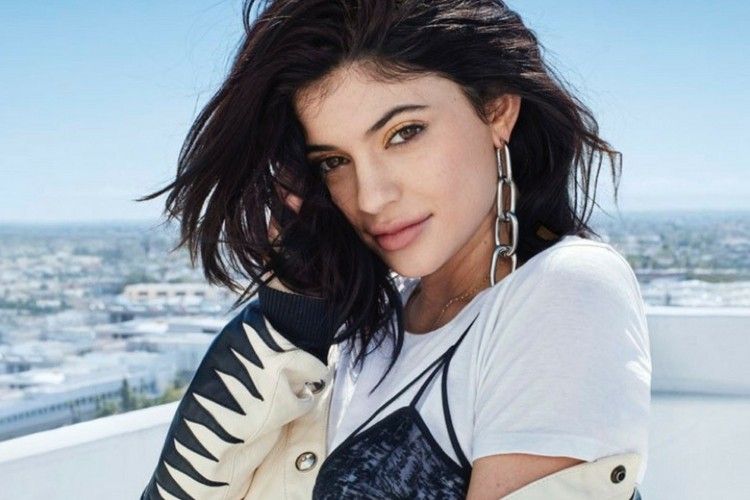 Lewat Tutorial Makeup, Kylie Jenner Bocorkan Produk Kosmetik Terbarunya