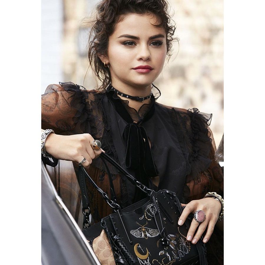 Wajah Selena Gomez Kembali Hadir di Kampanye Iklan Coach Fall 2018
