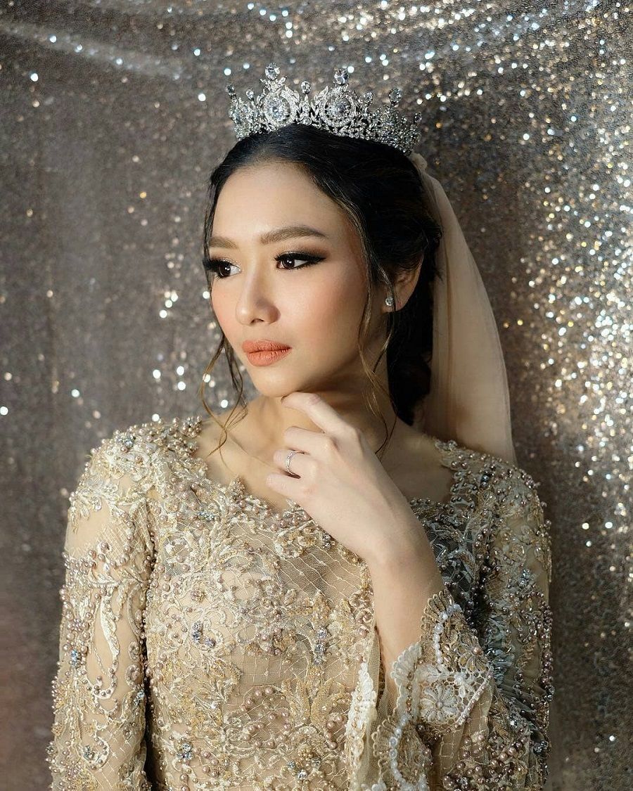 Adzana Bing Slamet Bergaya Glamor di Hari Pernikahannya