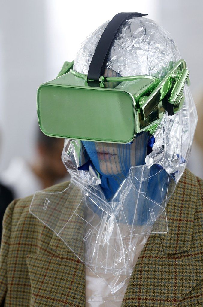 Topi Kelinci hingga Kacamata VR, Ini 7 Aksesori Fashion Teraneh