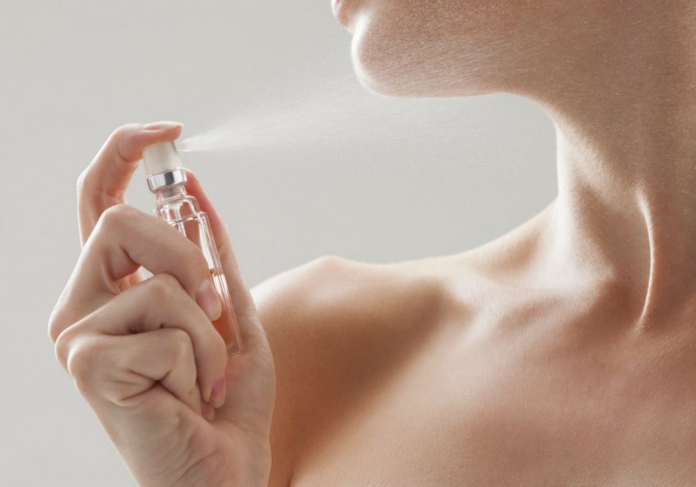 7 Kesalahan Menyemprotkan Parfum yang Sering Dilakukan