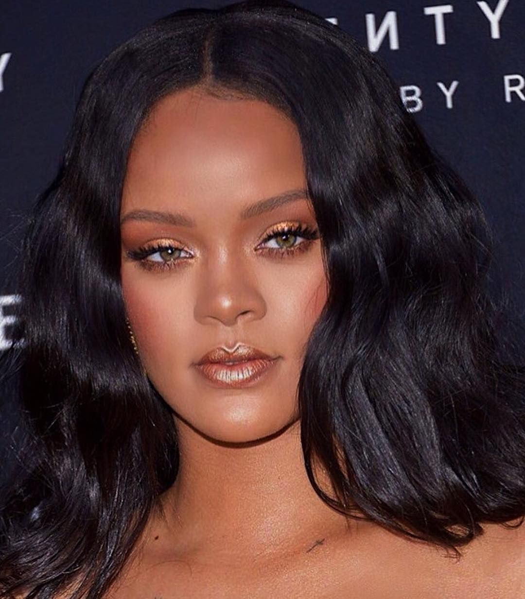 MUA Rihanna Bocorkan 5 Tips Tampil dengan Makeup Glowing 