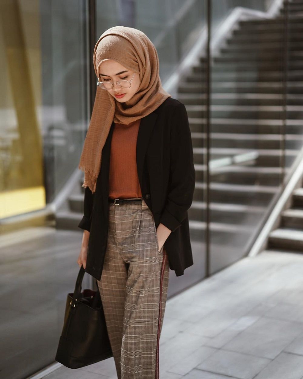 Tips Padu Padan Outfit Warna Earthy Tone yang Cocok Untuk Millennials