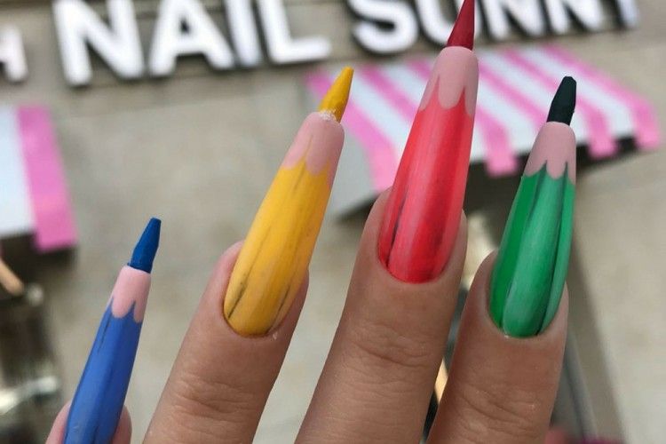 Nail Art Unik Berbentuk Pensil Warna, Bagus atau Aneh?