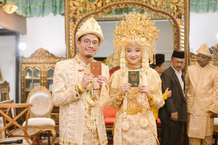 Berbalut Adat Palembang Gita Savitri Dan Paul Partohap Resmi Menikah