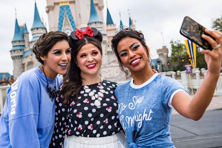 Wah Ternyata Sekarang Disney World Juga Menyediakan Makeup untuk Pengunjung Dewasa