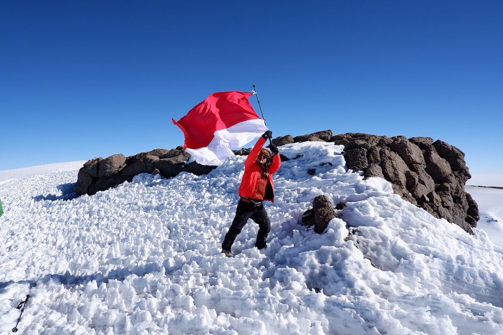 Ramon Y Tungka Berhasil Kibarkan Merah Putih di Puncak Uhuru Kilimanjaro