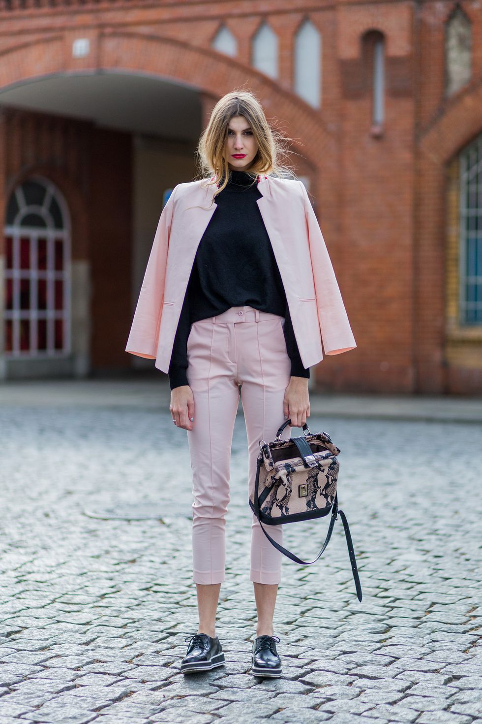 Benci Warna Pink? Wait, 6 Tips Fashion Ini Bakal Buat Kamu Suka Warna Pink