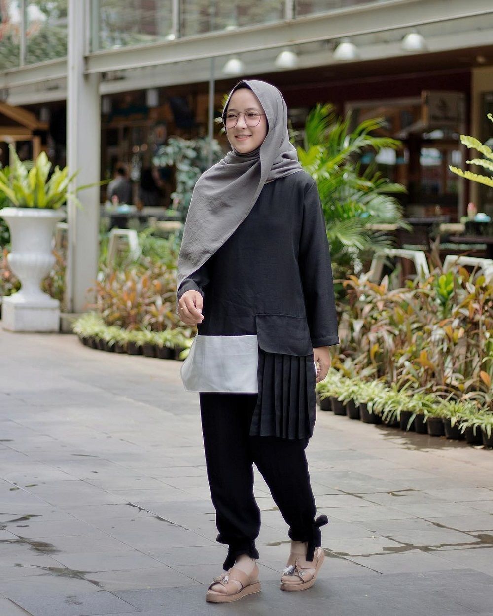 Buat Gaya Hijab ke Kampusmu Makin Modis dengan Meniru 