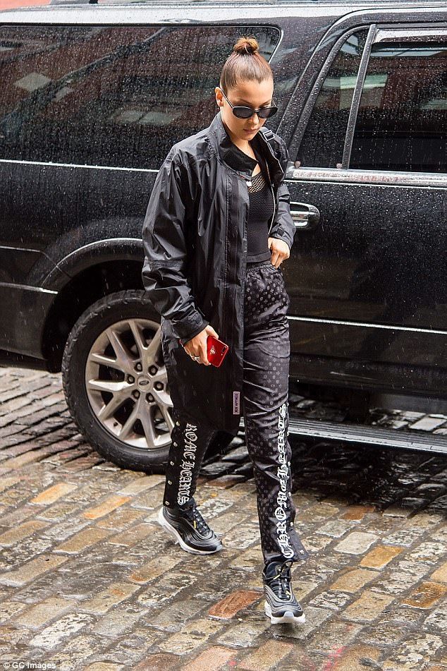 Outfit a la Bella Hadid yang Pas Ditiru Saat Musim Hujan