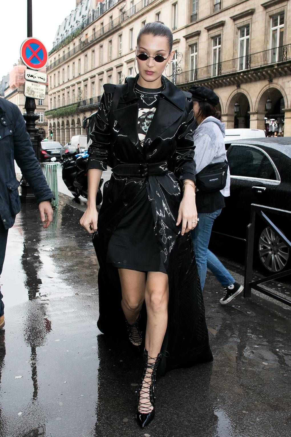 Outfit a la Bella Hadid yang Pas Ditiru Saat Musim Hujan