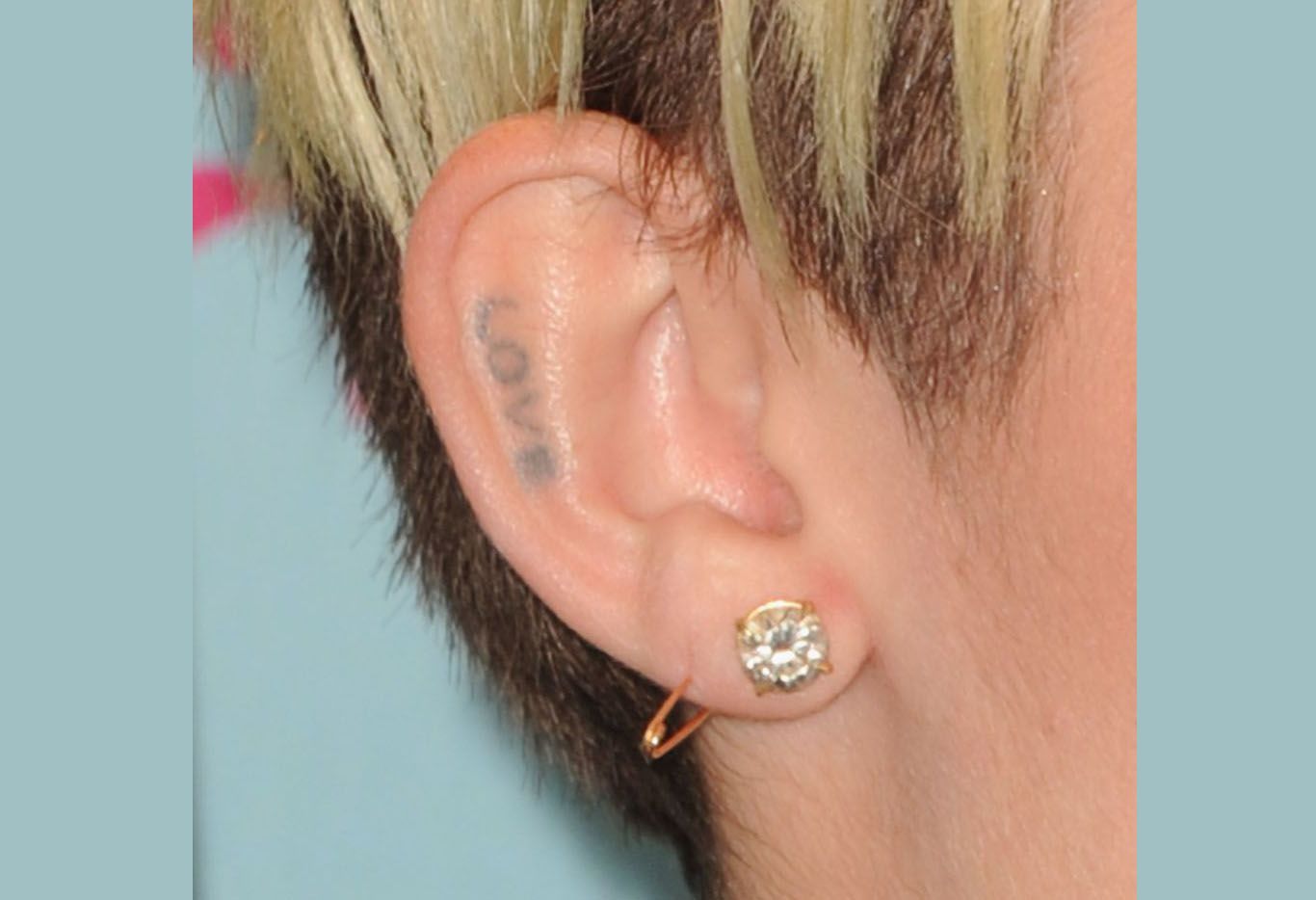 Punya Banyak Tato, Ini Makna Lukisan yang Ada di Tubuh Miley Cyrus